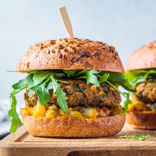 Vegane Pflanzenburger aus glutenfreiem Mehl, Gries oder Schrot und hohem Proteingehalt können eine gesunde Alternative zu Fleischburgern sein.
